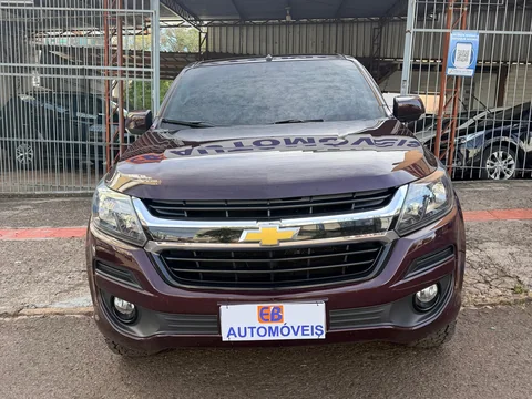 Chevrolet S10 2019 vermelha em frente à EB Automóveis, Erechim
