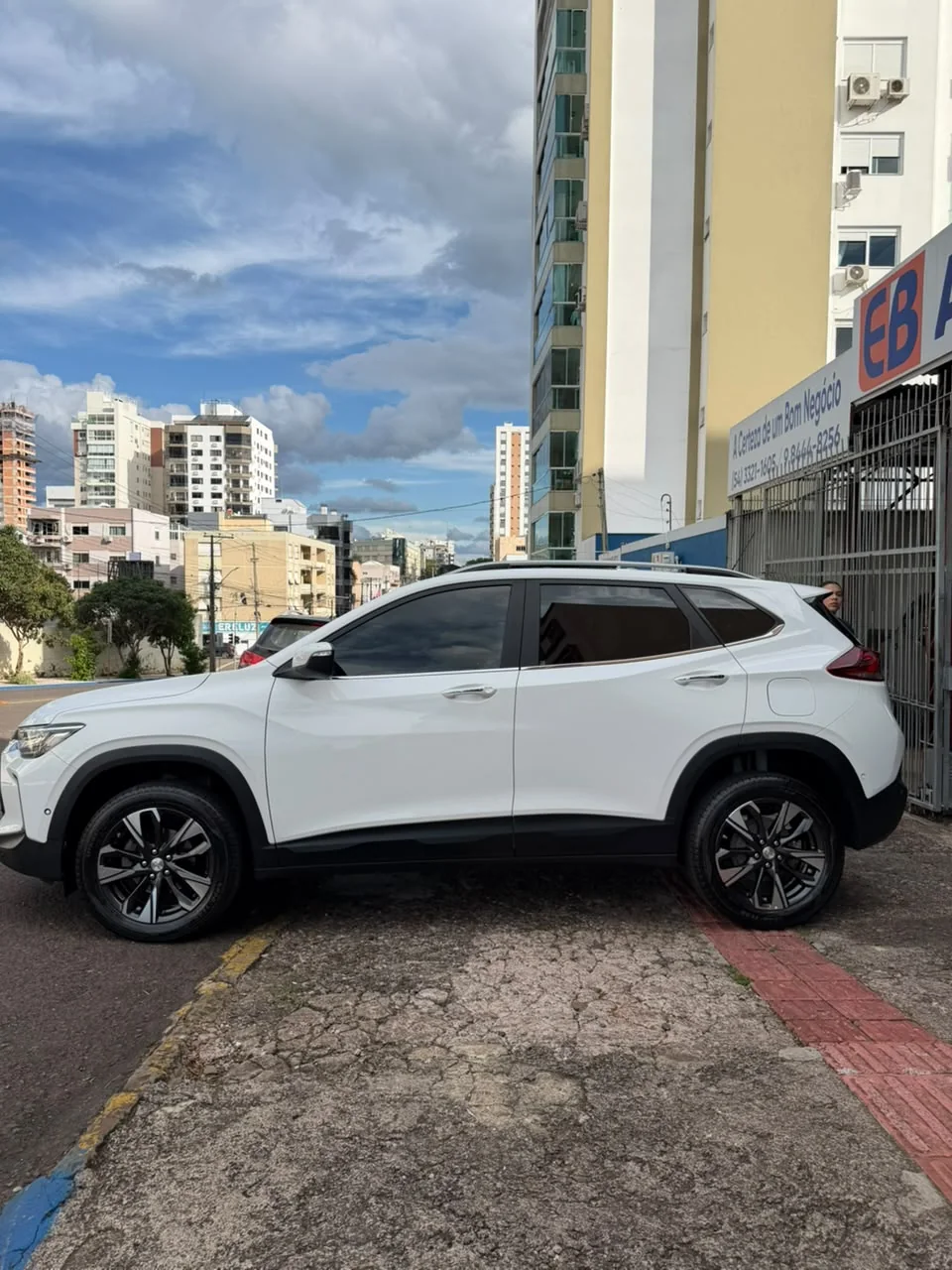 Chevrolet Tracker 2024 branco: foto 2 de 9