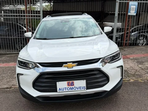 Chevrolet Tracker 2024 branco em frente à EB Automóveis, Erechim