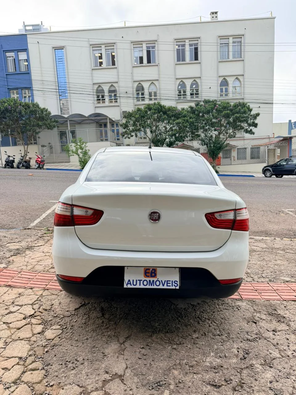Fiat Grand Siena 2019 branco: foto 2 de 10