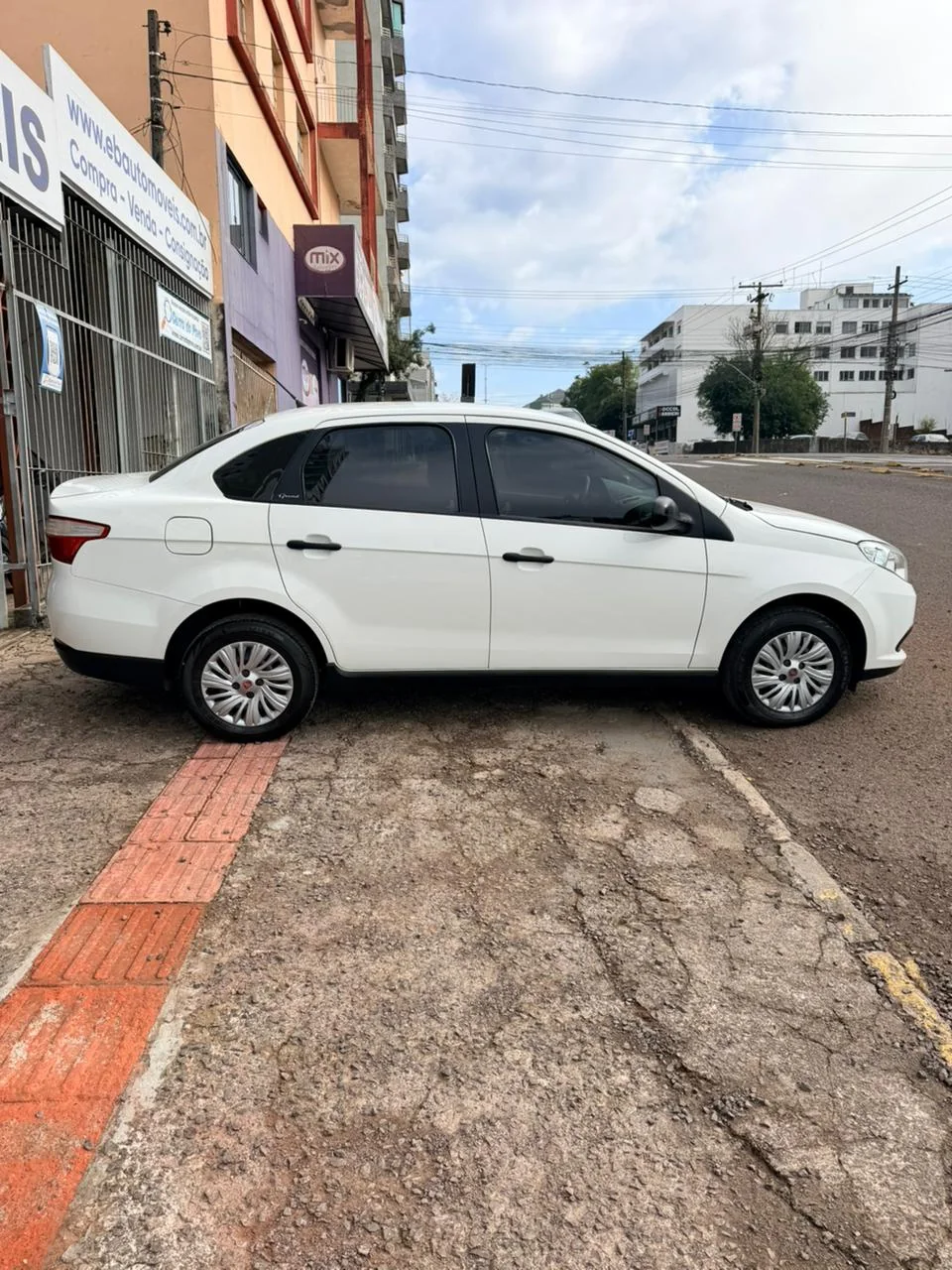 Fiat Grand Siena 2019 branco: foto 4 de 10