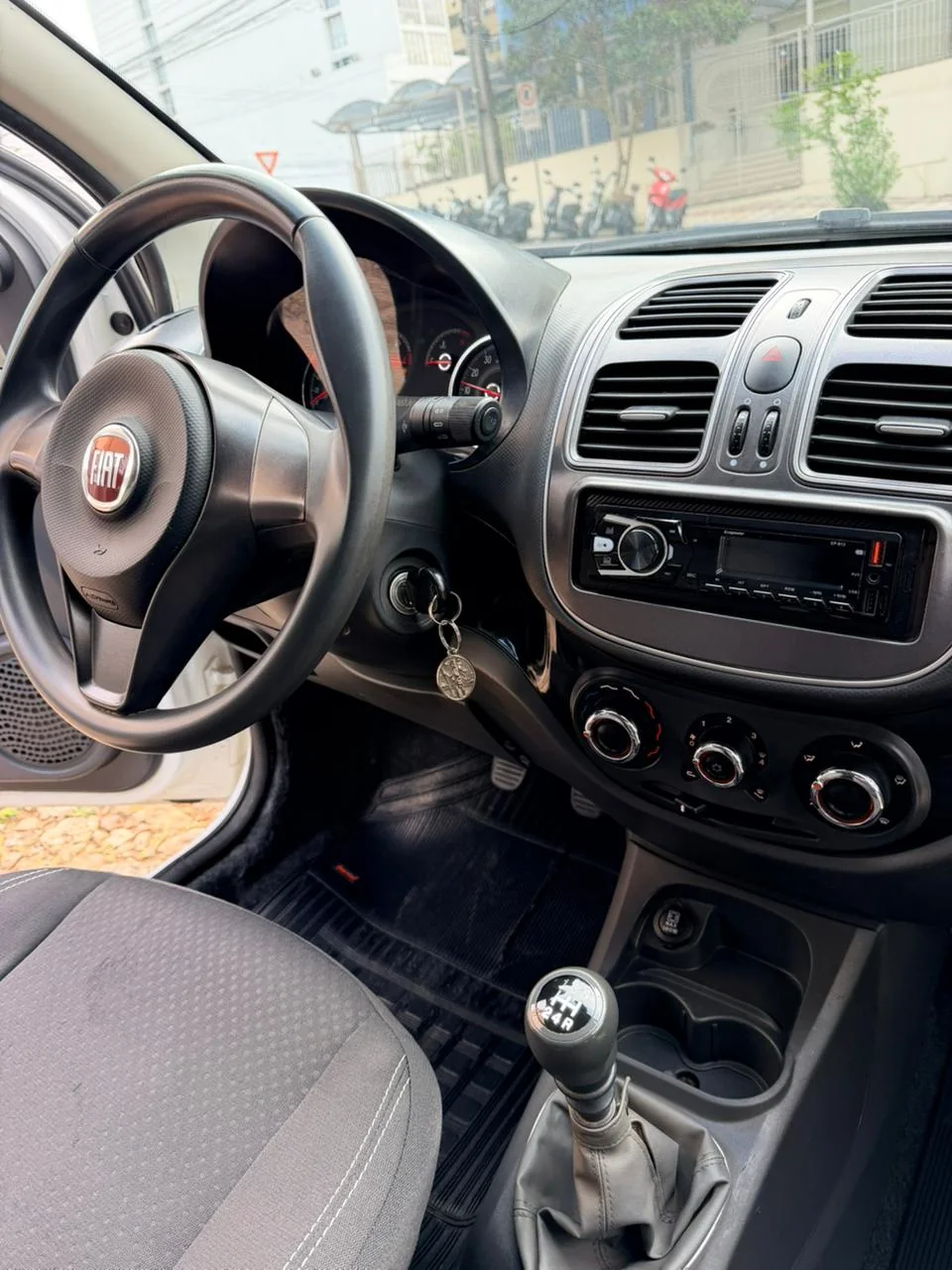 Fiat Grand Siena 2019 branco: foto 5 de 10