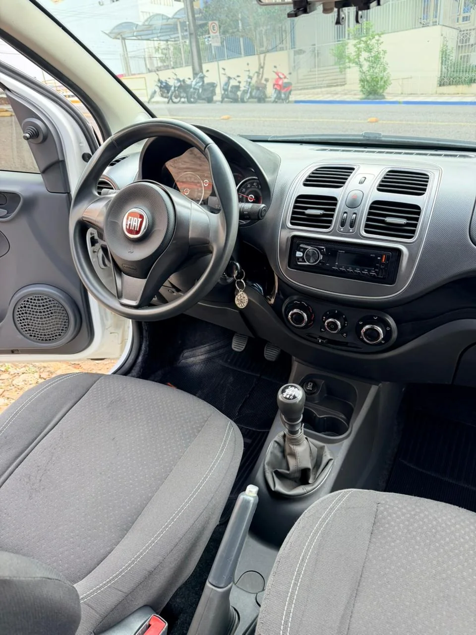 Fiat Grand Siena 2019 branco: foto 6 de 10