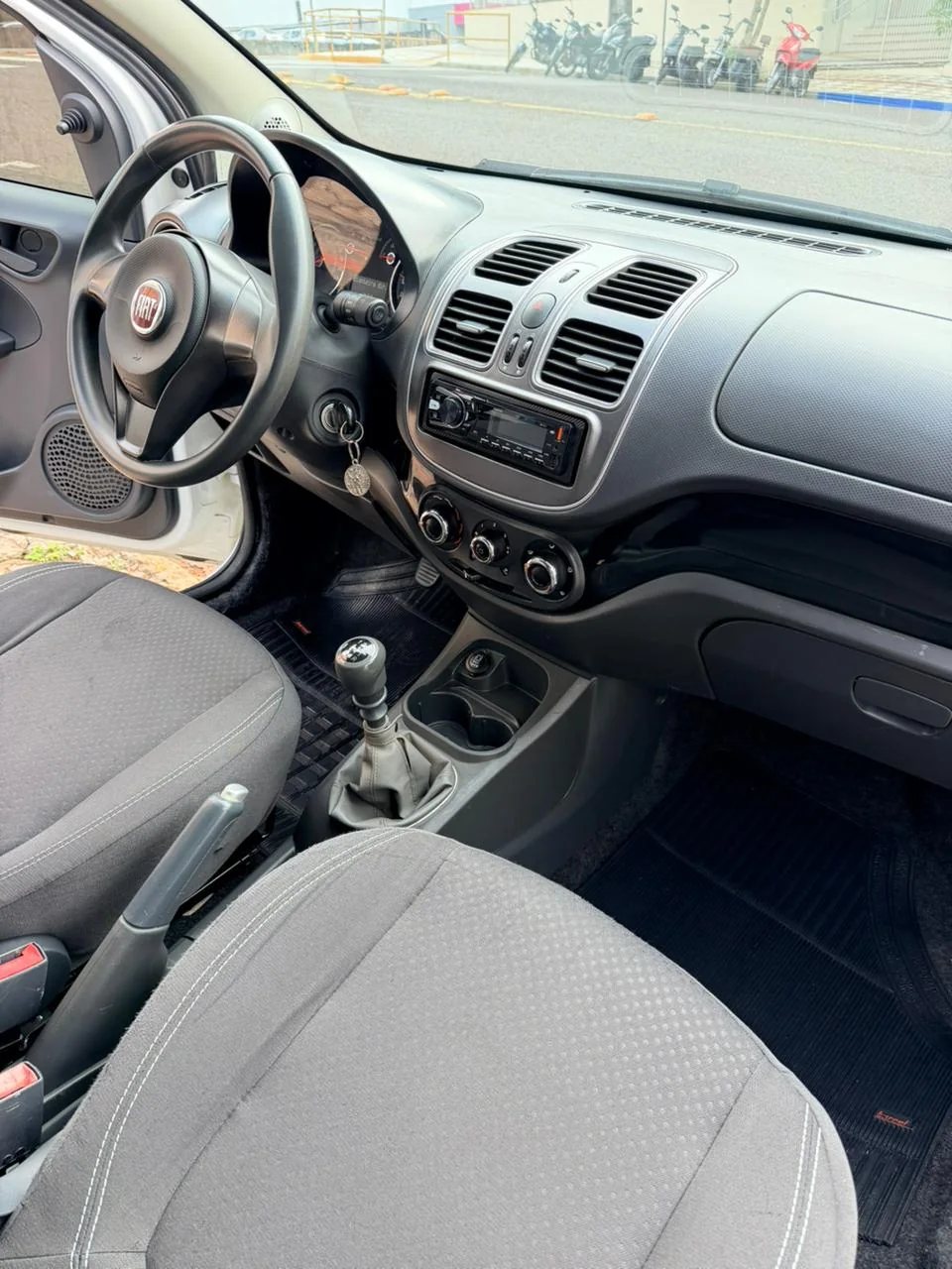 Fiat Grand Siena 2019 branco: foto 7 de 10
