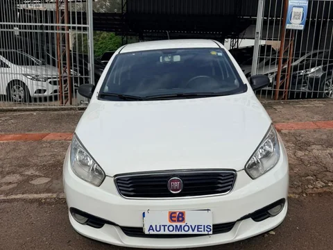 Fiat Grand Siena 2019 branco em frente à EB Automóveis, Erechim
