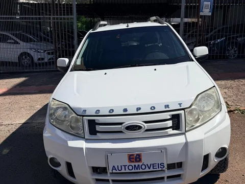Ford EcoSport 2012 branca em frente à EB Automóveis, Erechim