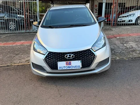 Hyundai HB20 2019 cinza em frente à EB Automóveis, Erechim