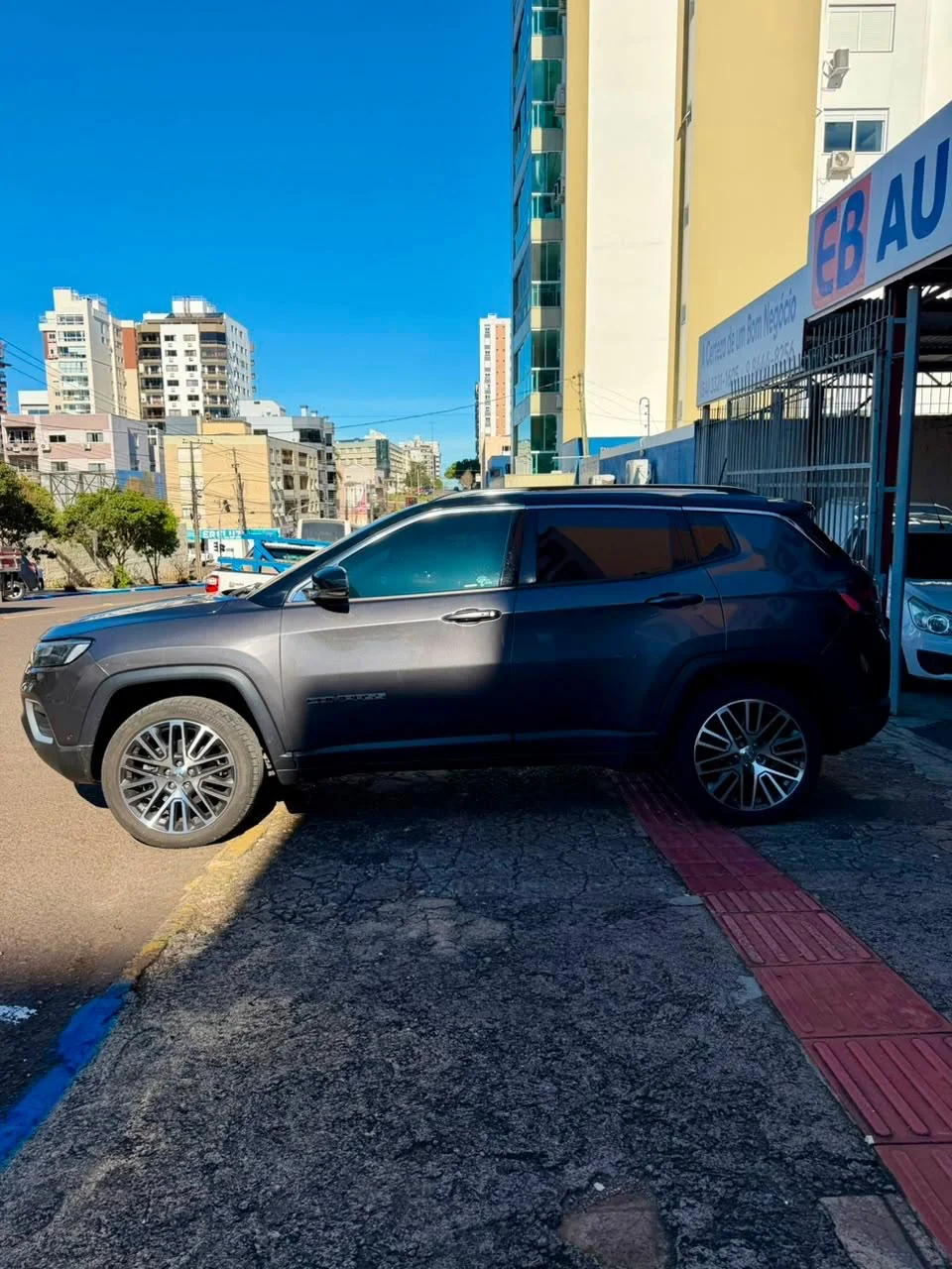 Jeep Compass 2022 cinza: foto 2 de 7