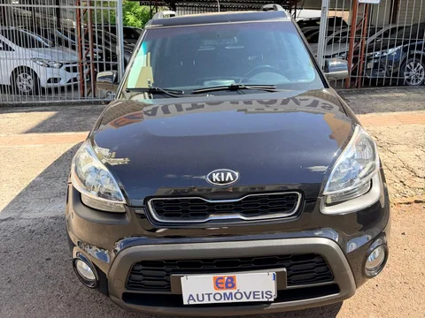 Kia Soul 2013/2014 preto em frente à EB Automóveis, Erechim