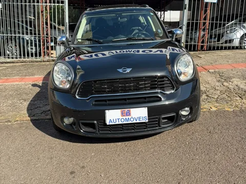 Mini Cooper Countryman 2011 preto em frente à EB Automóveis, Erechim