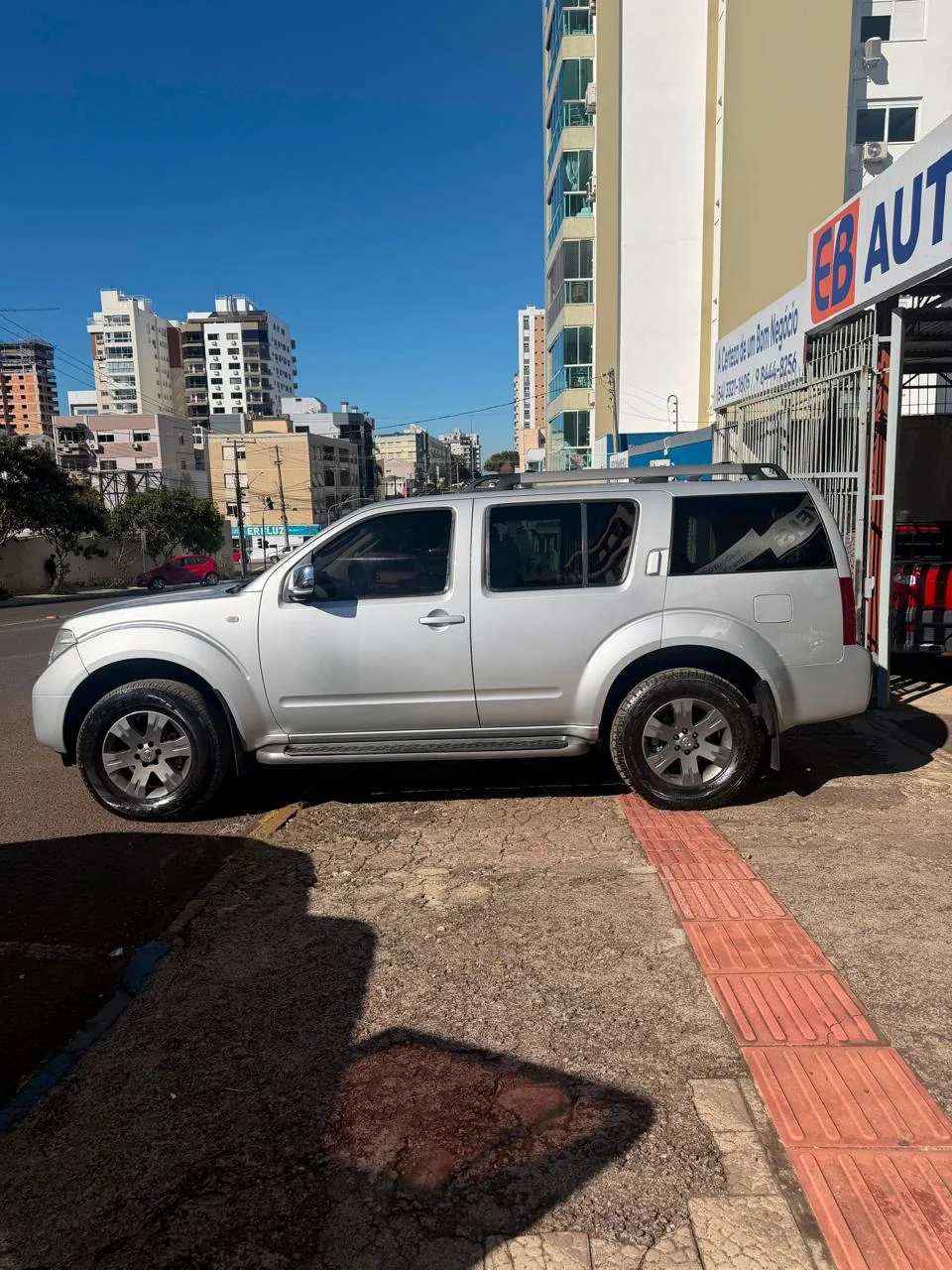 Nissan Pathfinder 2005/2006 prata: foto 3 de 9