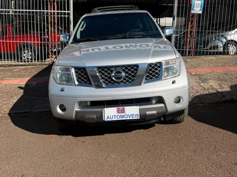 Nissan Pathfinder 2005/2006 prata em frente à EB Automóveis, Erechim