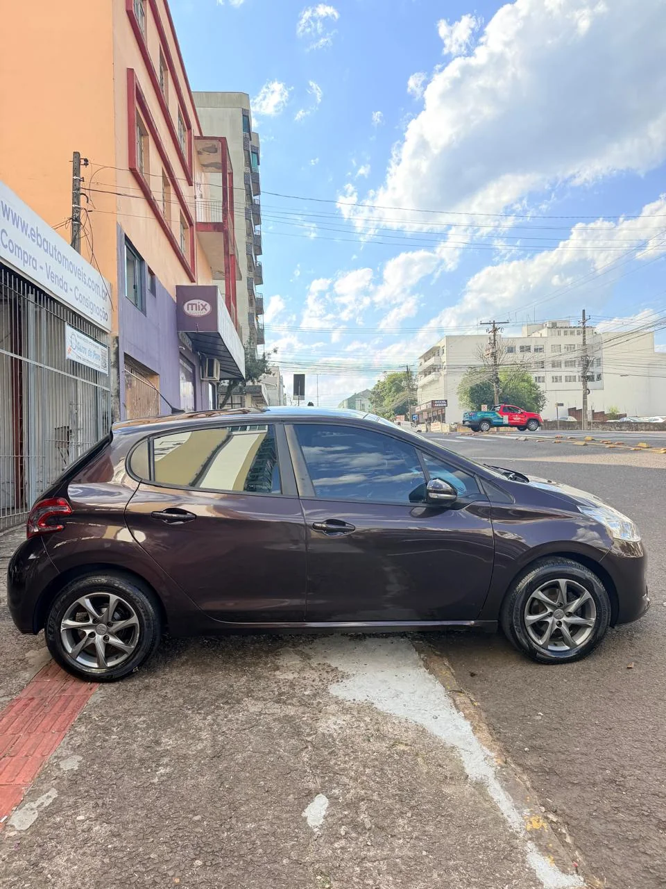 Peugeot 208 2014 marrom: foto 2 de 9
