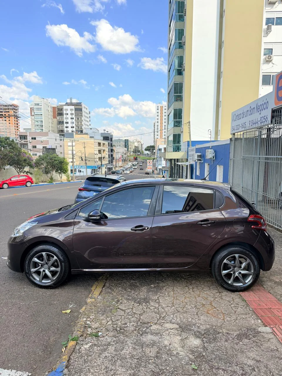 Peugeot 208 2014 marrom: foto 3 de 9