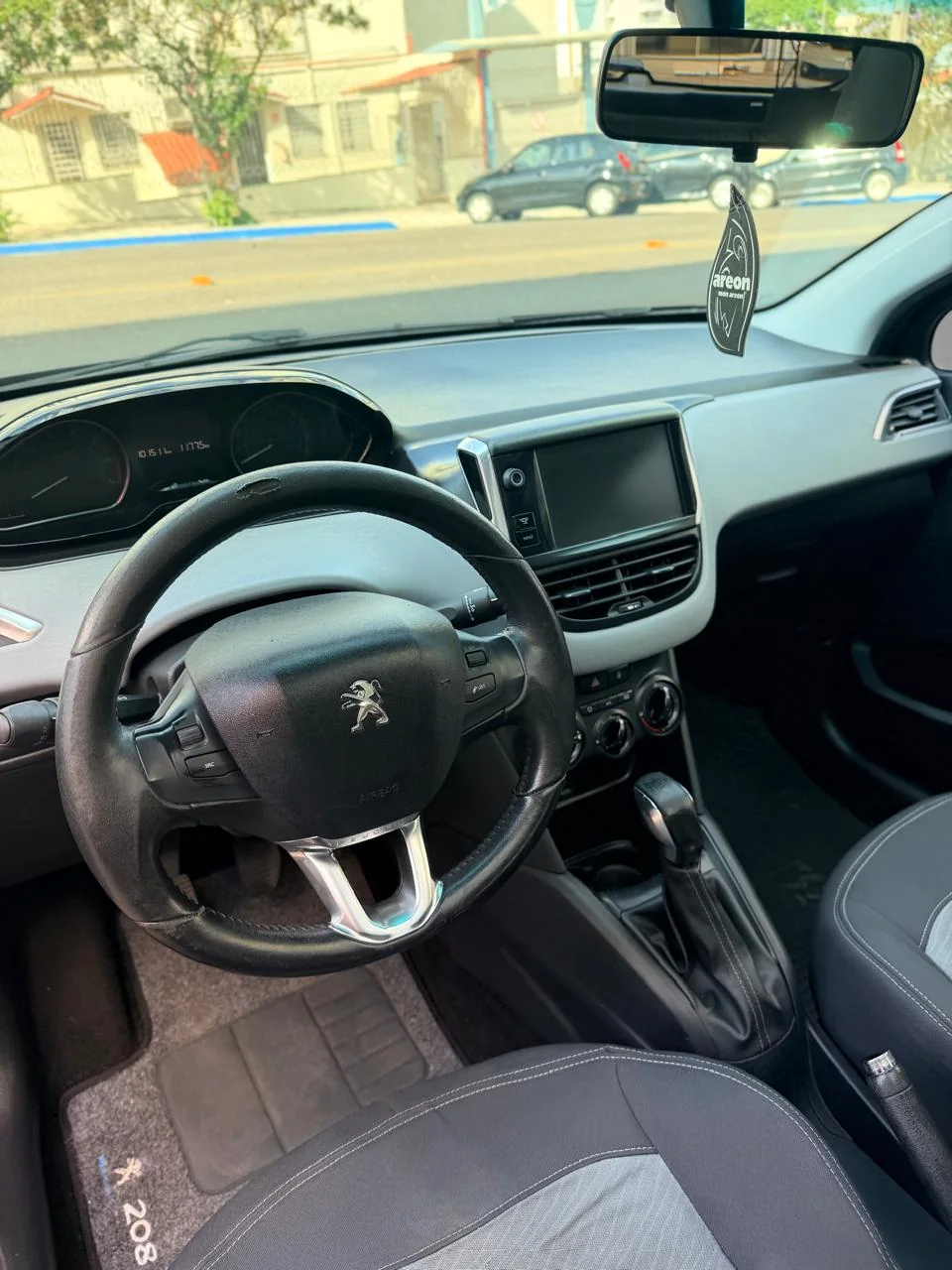 Peugeot 208 2014 marrom: foto 6 de 9