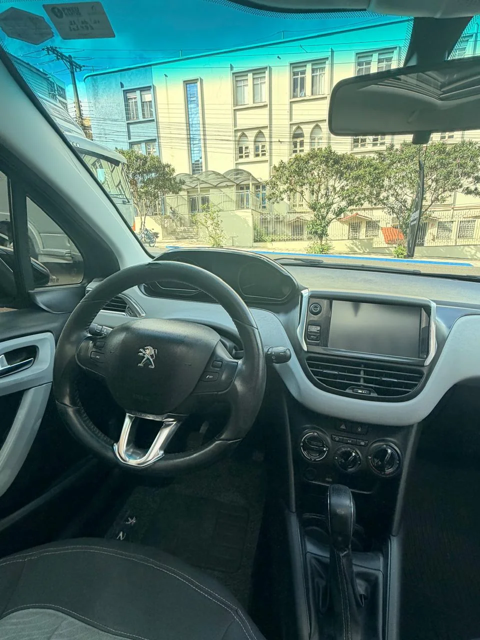 Peugeot 208 2014 marrom: foto 8 de 9