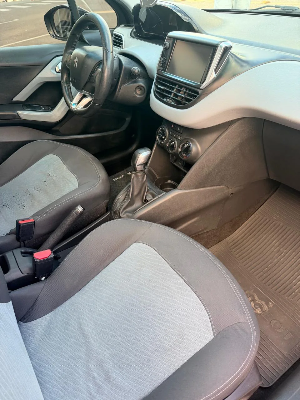 Peugeot 208 2014 marrom: foto 9 de 9