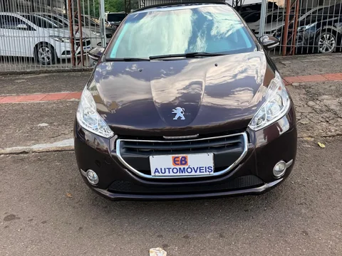 Peugeot 208 2014 marrom em frente à EB Automóveis, Erechim