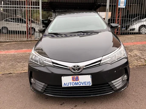 Toyota Corolla 2018/2019 preto em frente à EB Automóveis, Erechim
