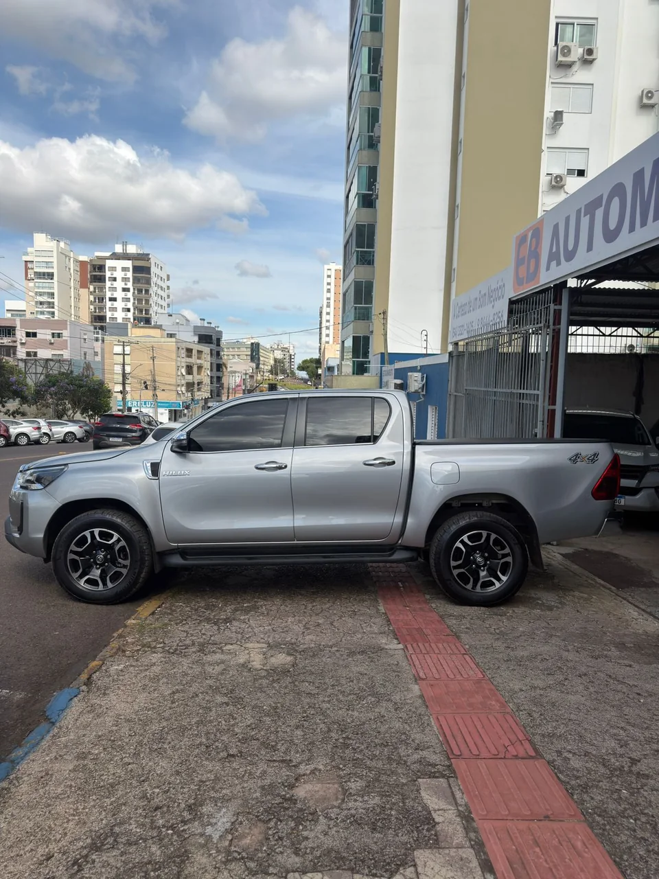 Toyota Hilux 2021 prata: foto 2 de 8