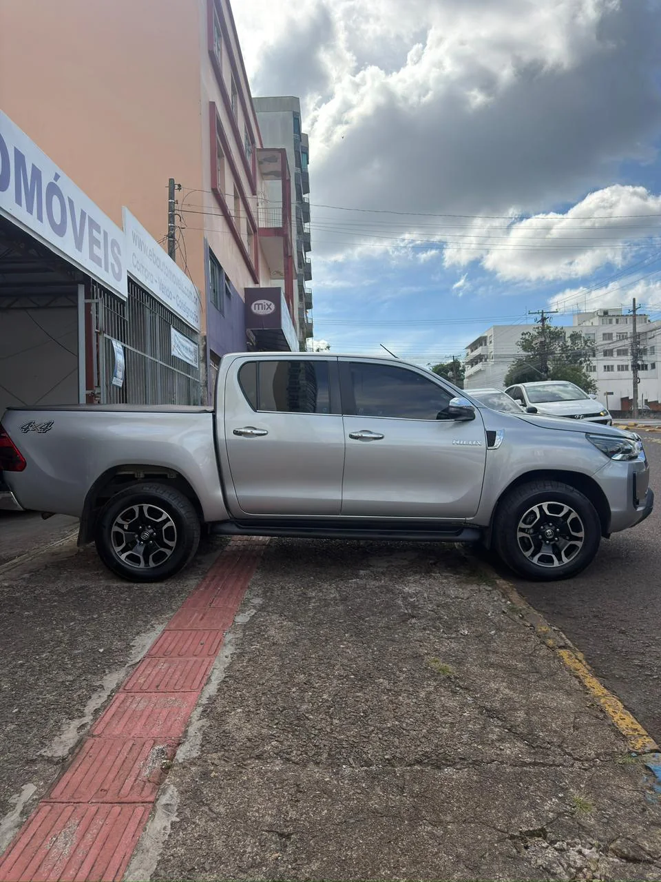 Toyota Hilux 2021 prata: foto 3 de 8