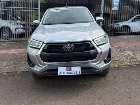 Toyota Hilux 2021 prata em frente à EB Automóveis, Erechim