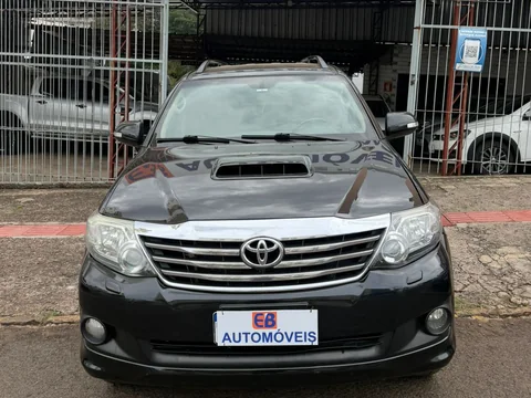 Toyota Hilux SW4 2012 preta em frente à EB Automóveis, Erechim