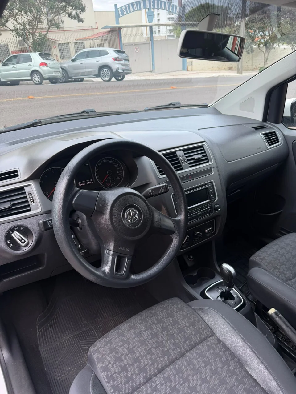 Volkswagen Fox 2015 branco: foto 6 de 7