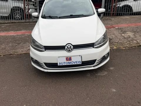 Volkswagen Fox 2015 branco em frente à EB Automóveis, Erechim