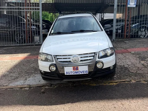 Volkswagen Parati 2012 branca em frente à EB Automóveis, Erechim