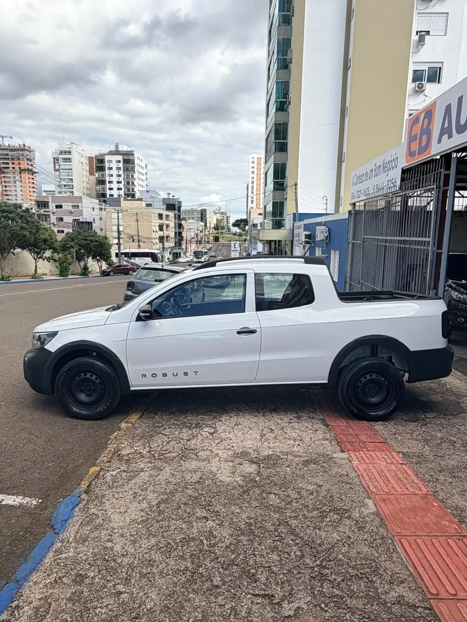 Volkswagen Saveiro Robust 2024/2025 branca: foto 3 de 14