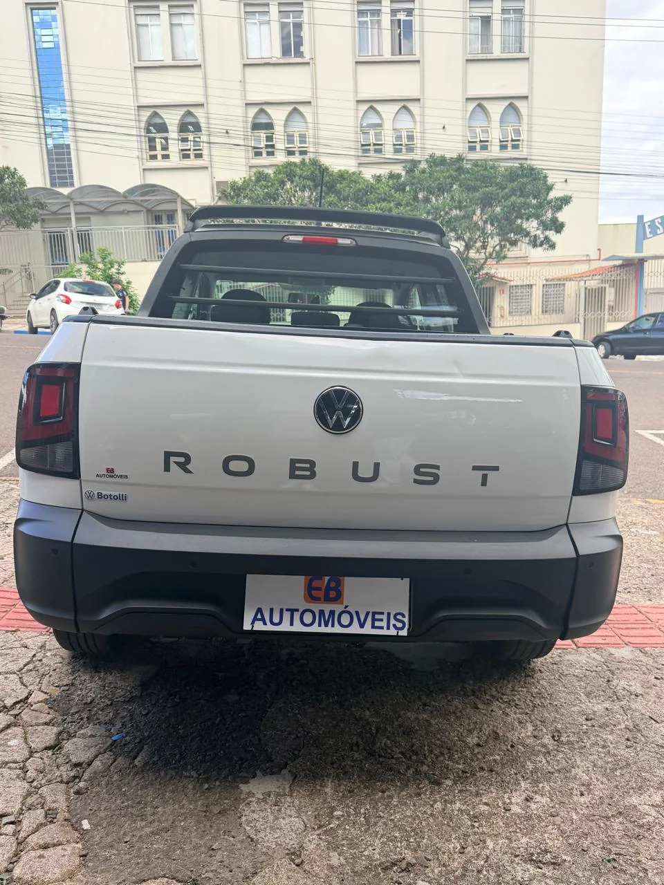 Volkswagen Saveiro Robust 2024/2025 branca: foto 4 de 14