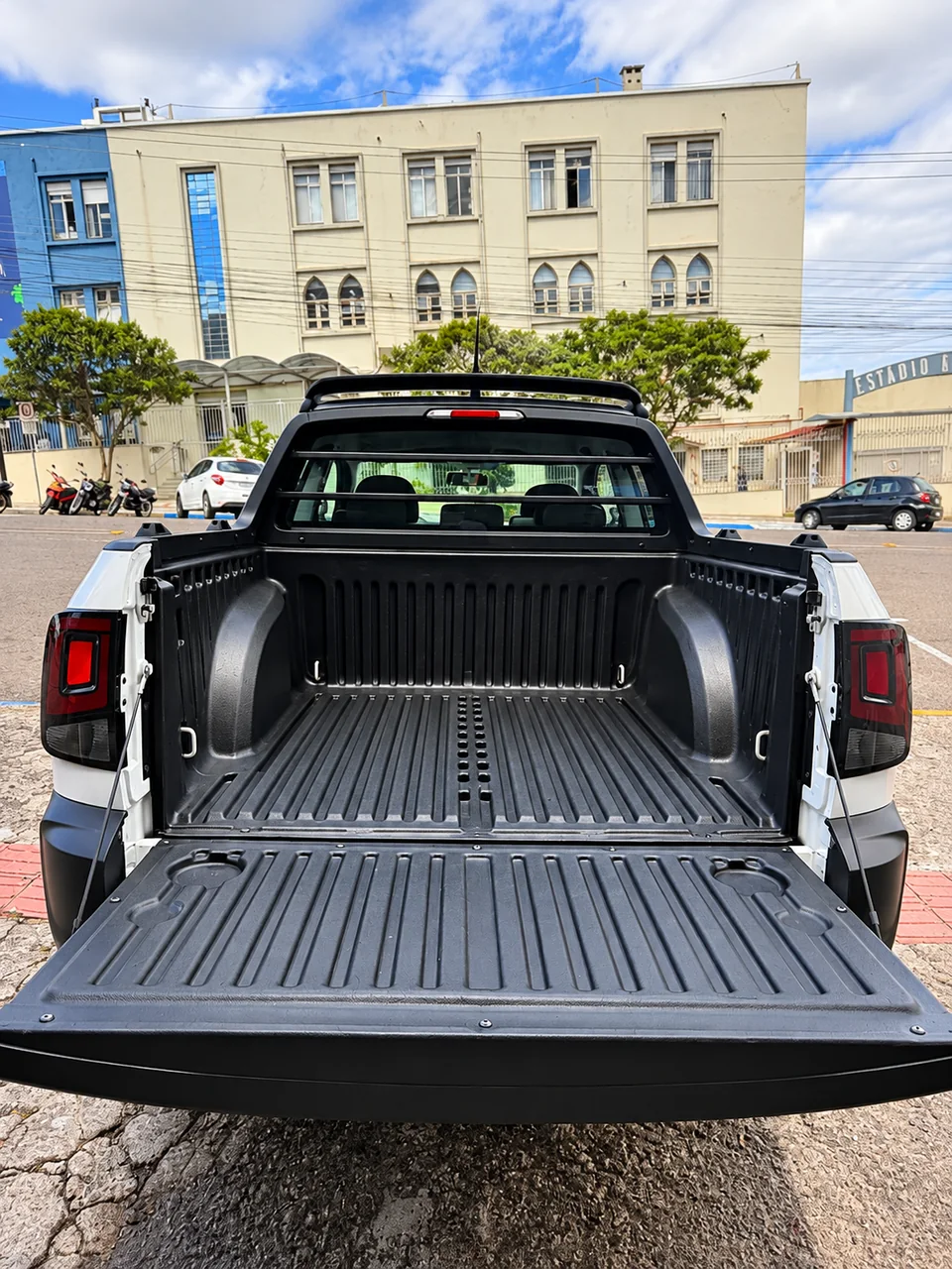 Volkswagen Saveiro Robust 2024/2025 branca: foto 5 de 14