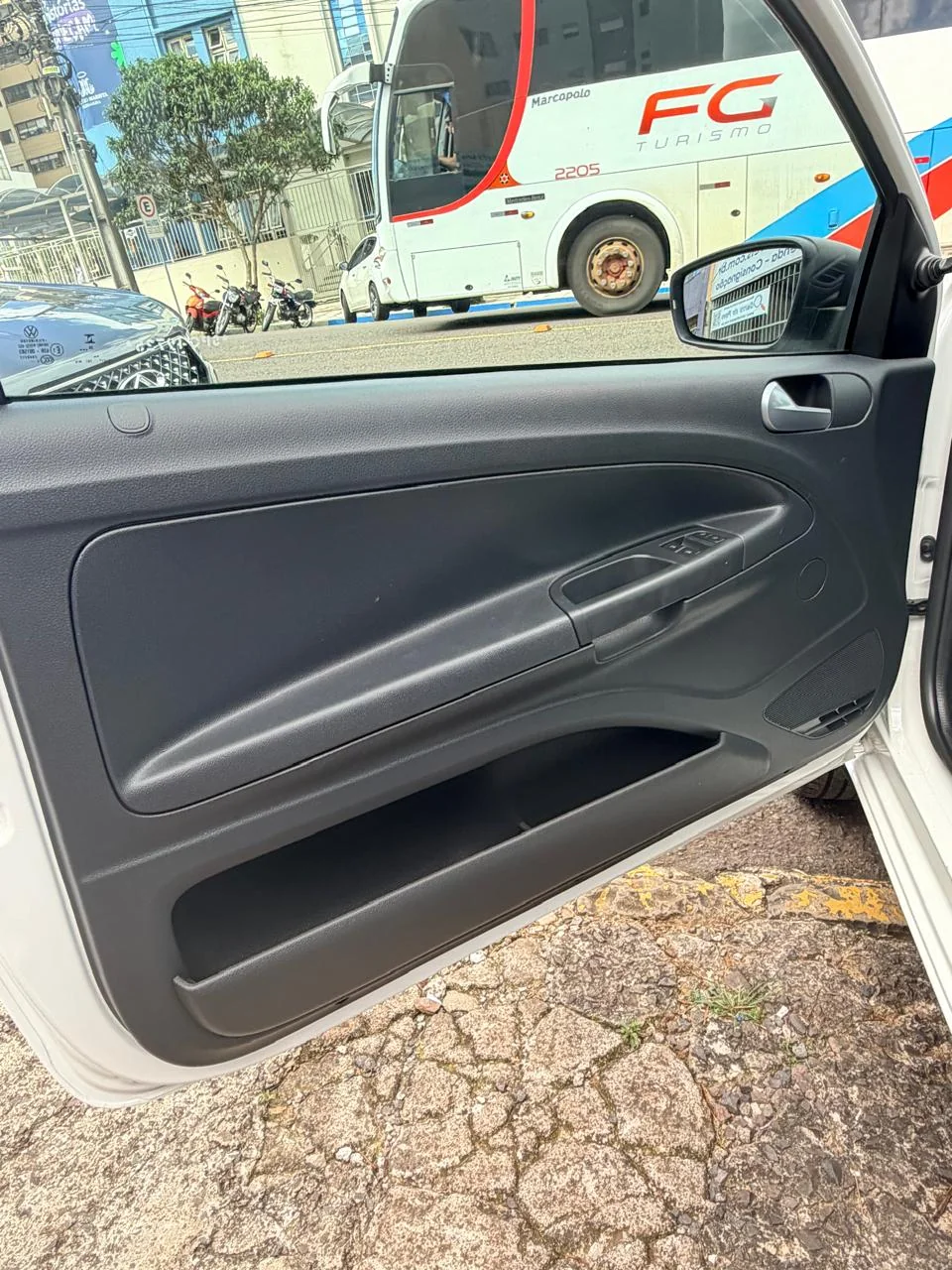 Volkswagen Saveiro Robust 2024/2025 branca: foto 12 de 14