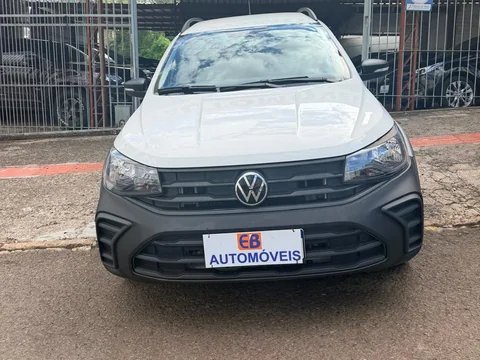 Volkswagen Saveiro Robust 2024/2025 branca em frente à EB Automóveis, Erechim