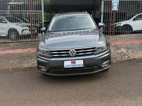 Volkswagen Tiguan Allspace 2018 cinza em frente à EB Automóveis, Erechim